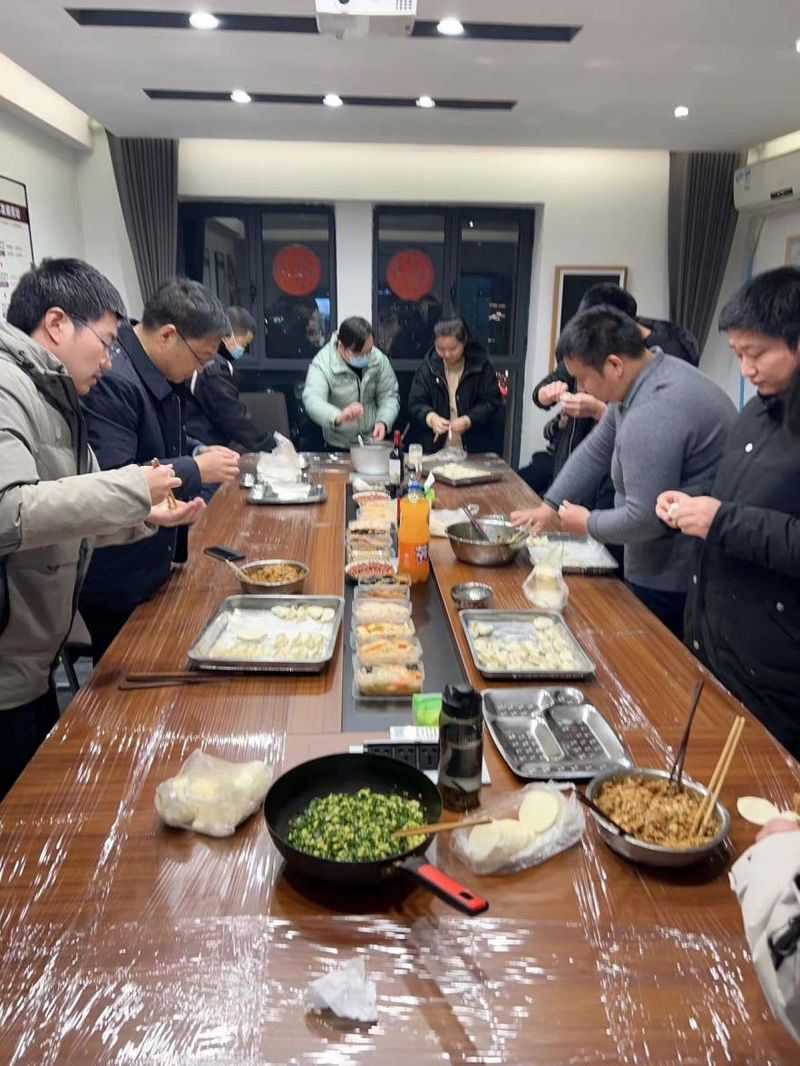 通達(dá)軟件公司組織開展“情暖冬至，餃香飄逸”冬至包餃子活動